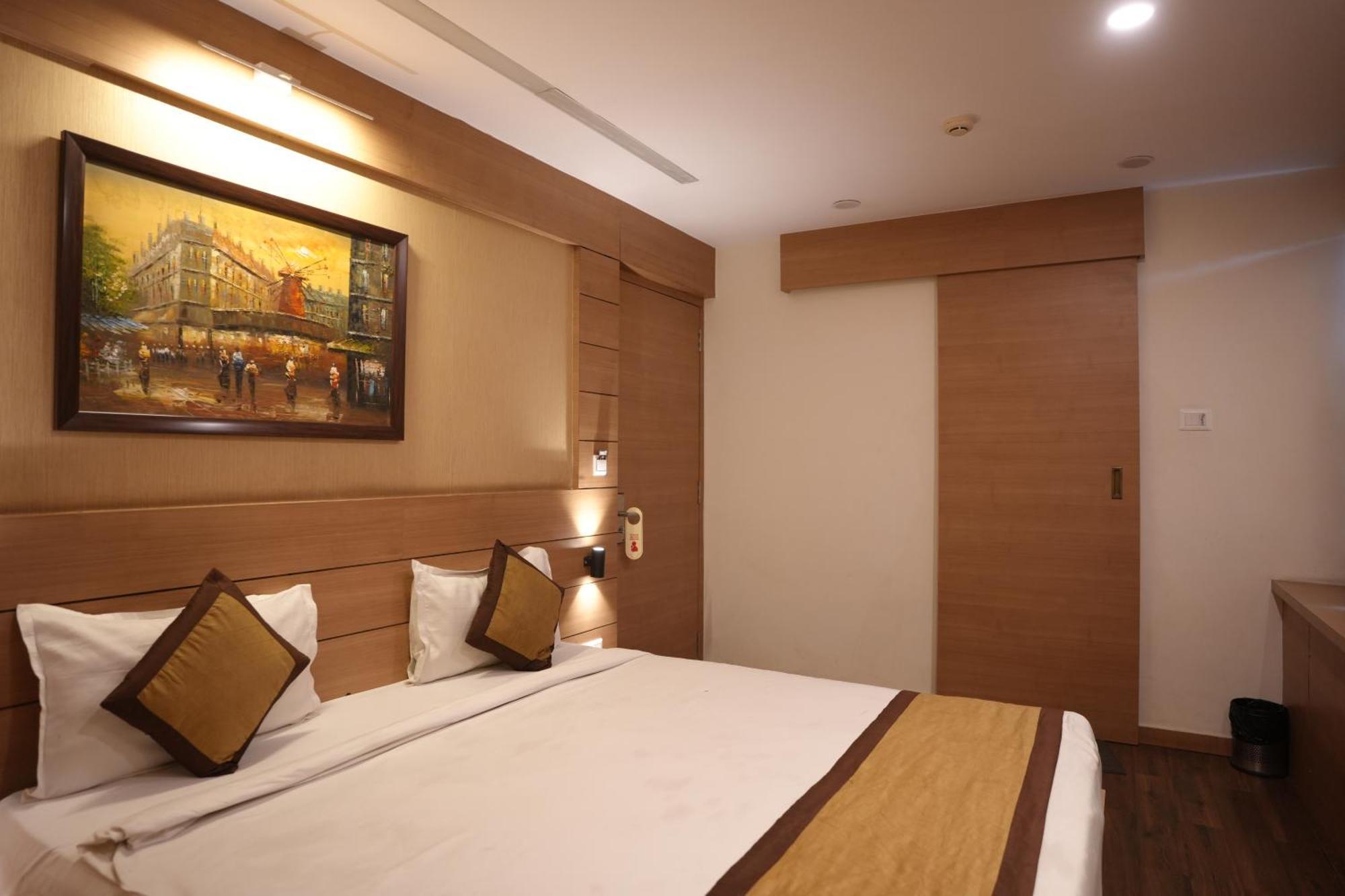 Hotel Silkhouse Premier Danapur Esterno foto