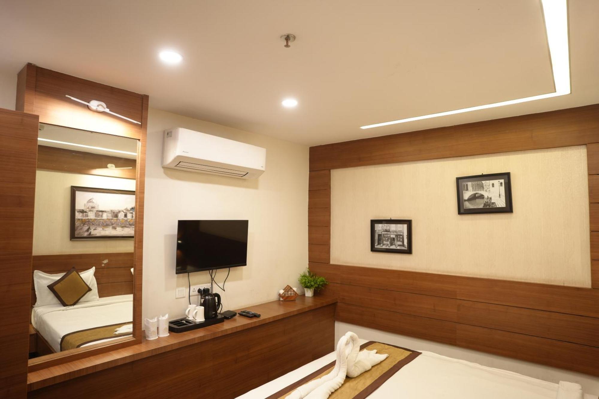 Hotel Silkhouse Premier Danapur Esterno foto