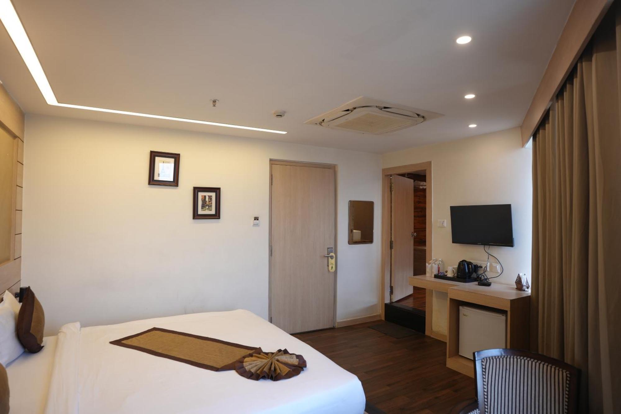 Hotel Silkhouse Premier Danapur Esterno foto